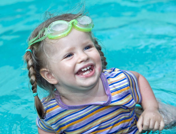 Щаслива маленька дівчинка дивиться з басейну
 - Фото, зображення