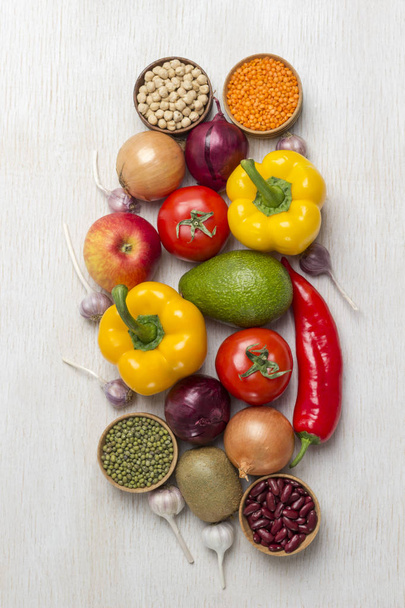 Sağlıklı bir diyet için sebze, sarı ve kırmızı biber. - Fotoğraf, Görsel