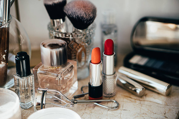 Echte professionele make-up tools en acryl-, borstels en lippenstiften - Foto, afbeelding