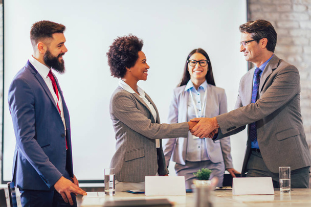 Business people shaking hands in the office. Finishing successfu - Фото, зображення