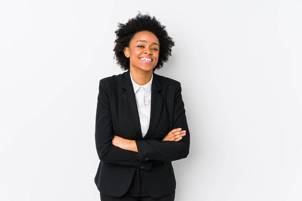 Donna d'affari afro-americana di mezza età contro uno sfondo bianco isolato ridere e divertirsi
. - Foto, immagini