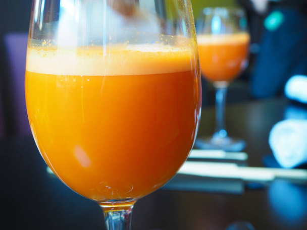 Un bicchiere di succo di carota sano sul tavolo
 - Foto, immagini