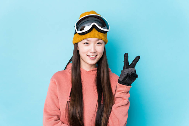 Jeune femme chinoise portant des vêtements de ski isolé montrant numéro deux avec les doigts
. - Photo, image