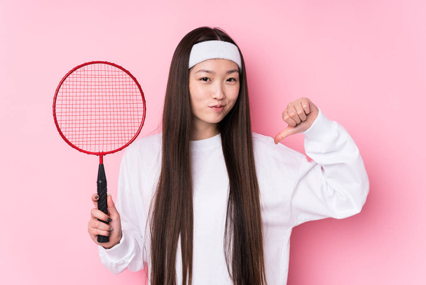 Giovane donna cinese giocare badminton isolato si sente orgoglioso e sicuro di sé, esempio da seguire
. - Foto, immagini