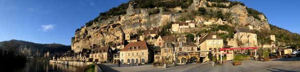 Panoramic view of the medieval village of La Roque Gageac in the Dordogne, France - set amongst towering cliffs. One of the most visited tourist spots in France - Foto, immagini