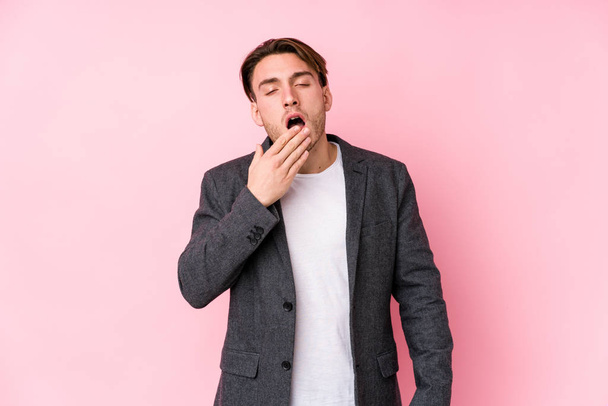 Jovem homem de negócios caucasiano posando bocejo isolado mostrando um gesto cansado cobrindo a boca com a mão
. - Foto, Imagem