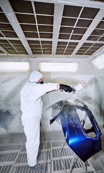 Preparation and painting of car parts after an accident. - Foto, imagen