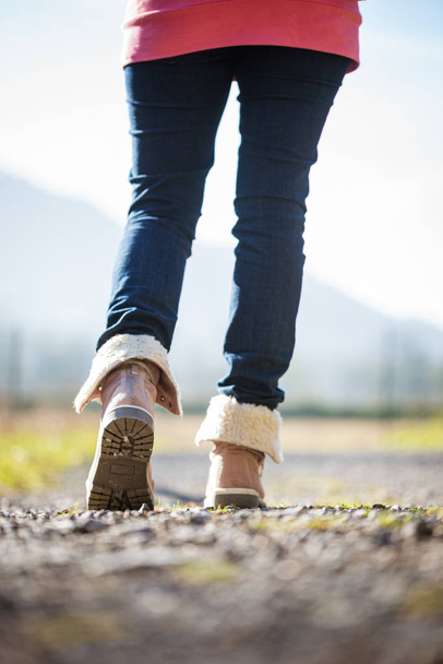 Mujer en botas de invierno caminando por sendero
 - Foto, imagen