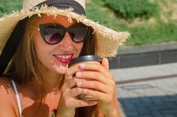 όμορφη λεπτή μαυρισμένη γυναίκα με ψάθινο καπέλο και λευκό sundre - Φωτογραφία, εικόνα