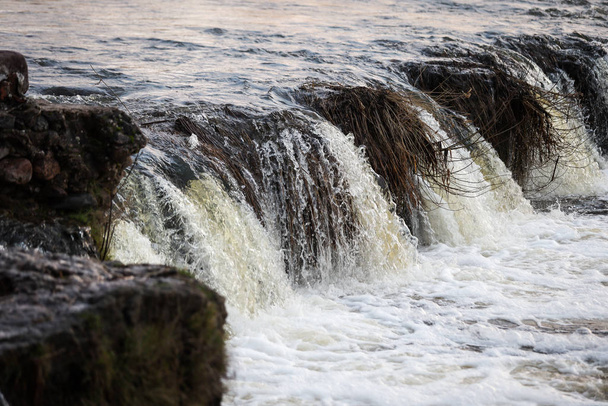 ヨーロッパで最も広い滝を流れる水- Ventas - 写真・画像