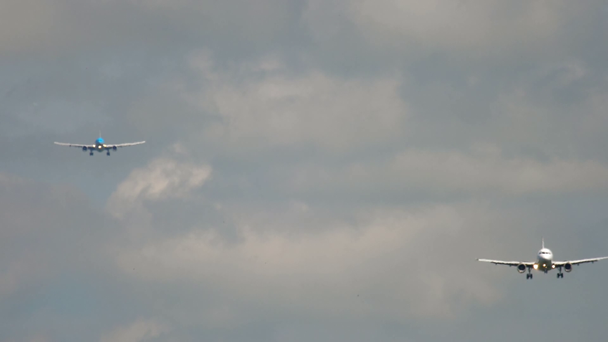 Leszállás előtt közeledő repülőgépek - Felvétel, videó