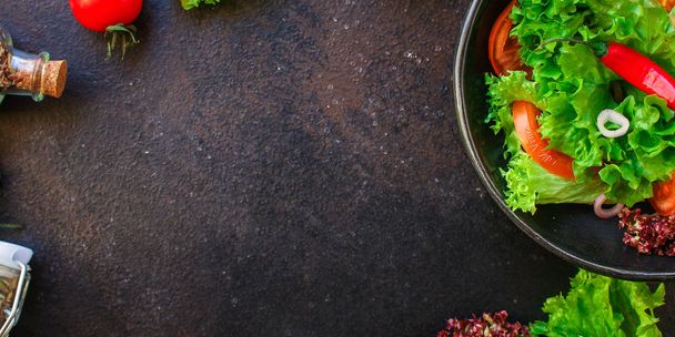 Здоровый салат, листья смеси салат (смесь микро зелени, огурец, помидор, перец чили, другие ингредиенты). пищевой фон. копировальное пространство
 - Фото, изображение