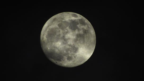 Full moon on dark cloudy night. Clouds passing by the moon, real time shot. - Footage, Video