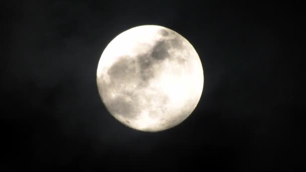 Pleine lune par nuit nuageuse. Nuages passant par la lune, prise de vue en temps réel
. - Séquence, vidéo