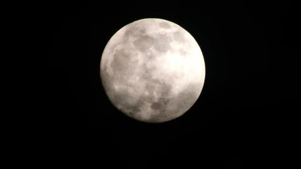 Luna llena en la noche nublada oscura. Nubes pasando por la luna, tiro en tiempo real
. - Metraje, vídeo