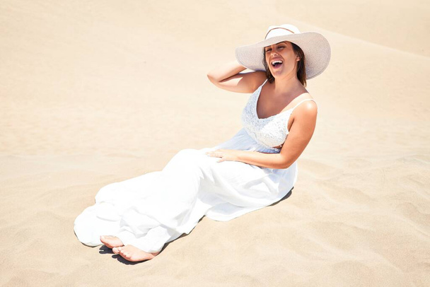 junge schöne Frau lächelt glücklich und genießt den Sommerurlaub am Dünen-Strand von Maspalomas - Foto, Bild