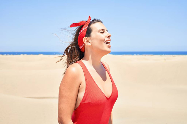 Mladá krásná žena opalování na sobě letní plavky v maspalomas dunes bech - Fotografie, Obrázek