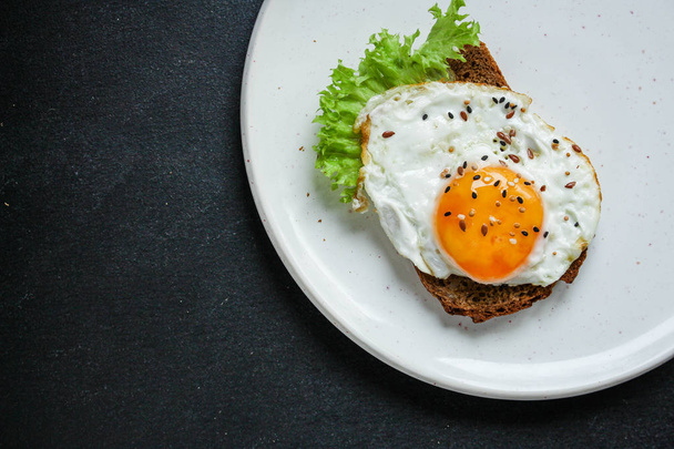 smažená vejce v avokádovém menu (zdravá snídaně, vitamíny). jídlo pozadí. pohled shora. kopírovat prostor - Fotografie, Obrázek