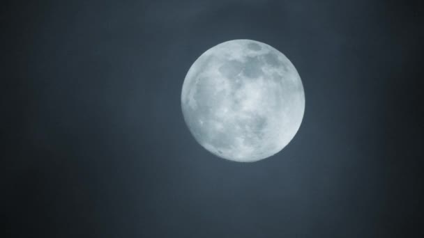 Full moon on dark cloudy night. Clouds passing by the moon, real time shot.Clouds passing by moon at night. Full moon at night with clouds in real time. - Footage, Video