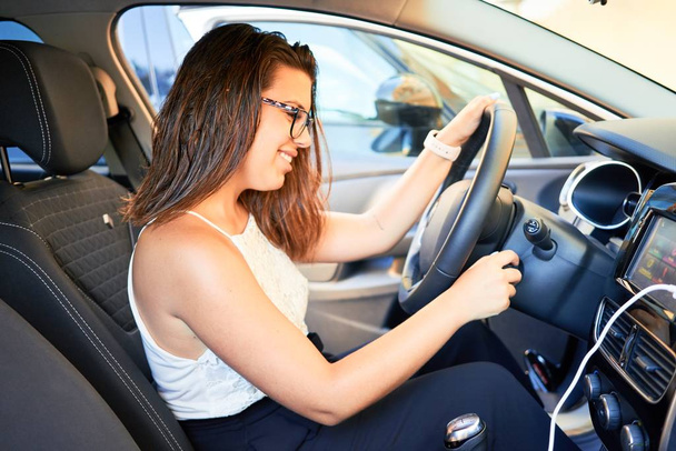 junge Fahrerin fährt Auto - Foto, Bild