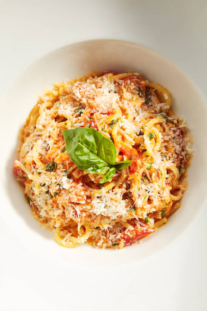 Classical Italian Spaghetti with Tomatoes, Tomato Sauce and Parm - Foto, immagini