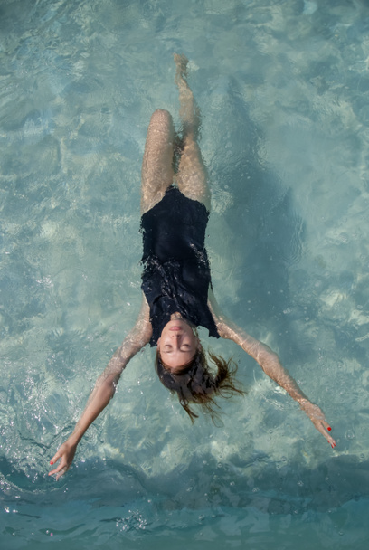 Kobieta pływająca w basenie, letni dzień relaksu i orzeźwiającej koncepcji - Zdjęcie, obraz