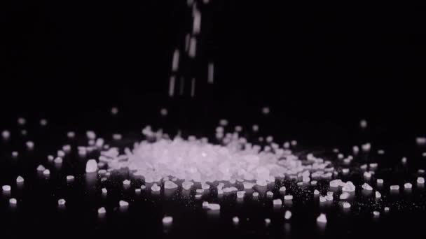 rallentatore primo piano della caduta del sale su fondo nero
 - Filmati, video