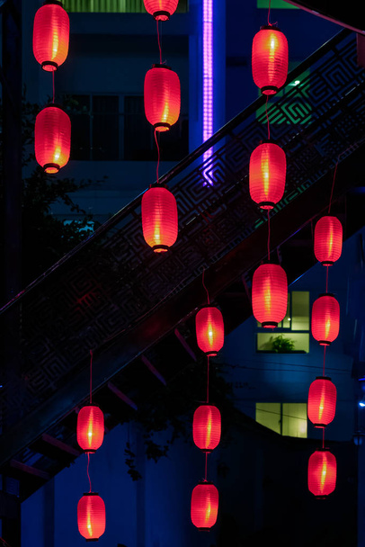Linternas chinas con luz roja por la noche
 - Foto, imagen