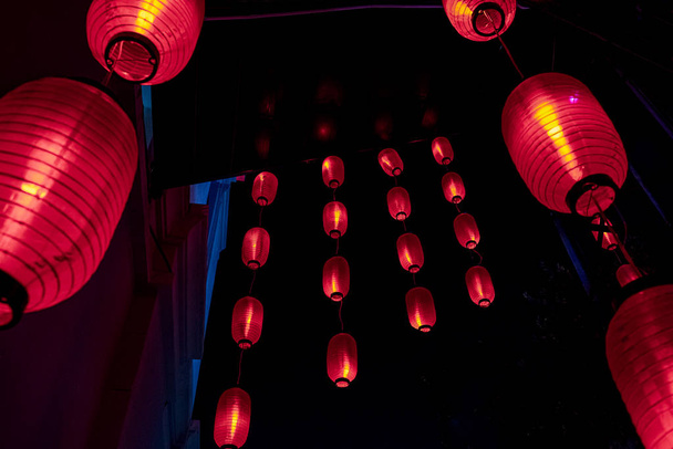 Kínai lámpások vörös fénnyel éjszaka - Fotó, kép