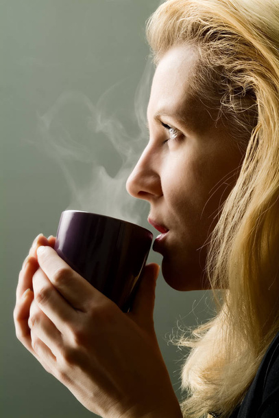 woman with cup of coffee - Фото, зображення
