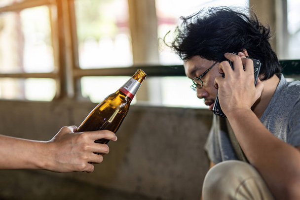 Portrait d'une personne tenant une bouteille d'alcool et remis à ano
 - Photo, image