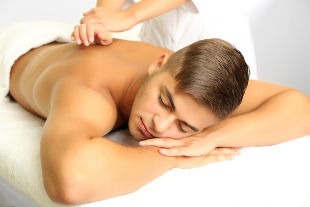 Giovane uomo avendo indietro massaggio da vicino
 - Foto, immagini