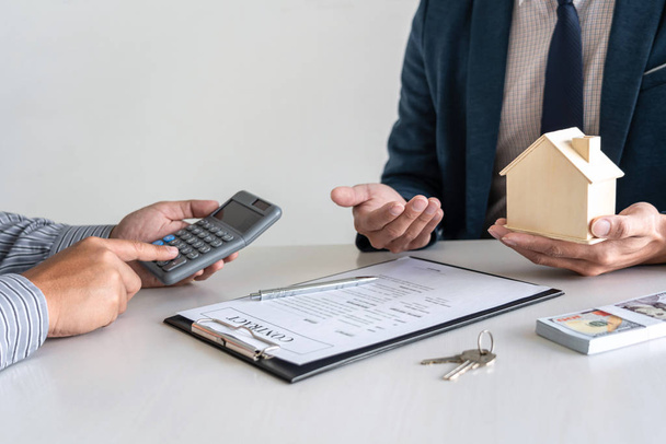 Агент по недвижимости предоставляет ипотечный кредит и предоставляет дом c
 - Фото, изображение