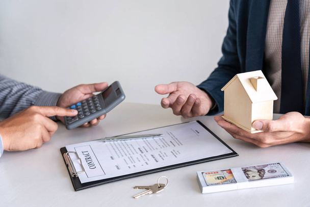 Агент з нерухомості представляє домашній кредит і дає будинок c
 - Фото, зображення