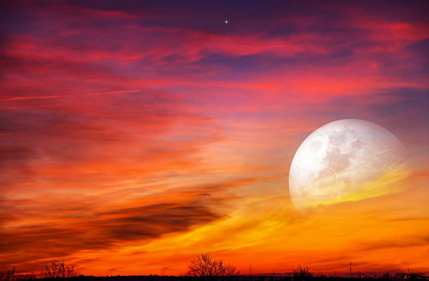 Nocne tło. Gwiazda niebo z półksiężycem w malowniczych chmurach - Zdjęcie, obraz