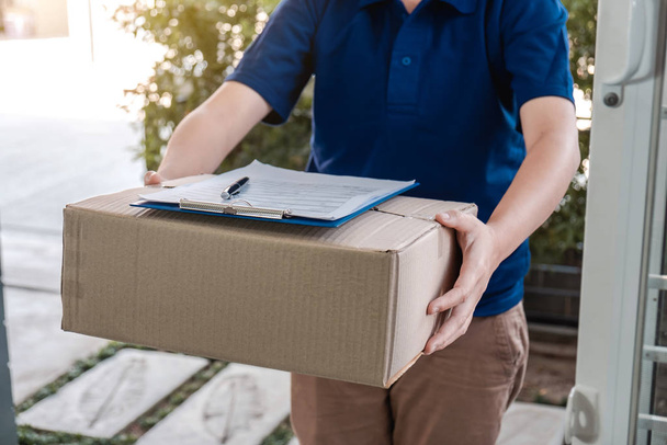 Entrega homem entregar pacote pacote caixa e prancheta documentos
  - Foto, Imagem