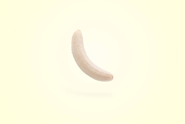 Lévitation des bananes pelées
  - Photo, image