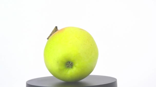Apple rotates in a circle. Food video. - Materiał filmowy, wideo