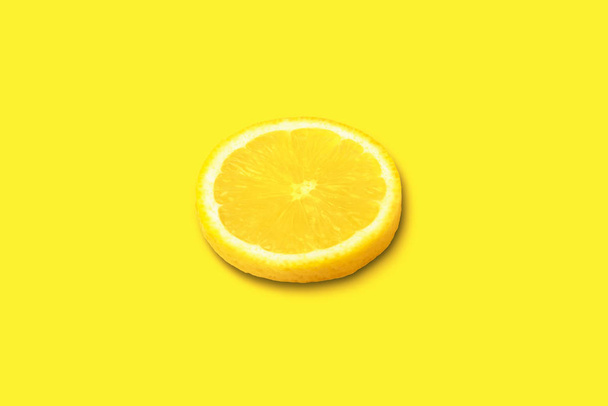 plátky citronu na žluté  - Fotografie, Obrázek
