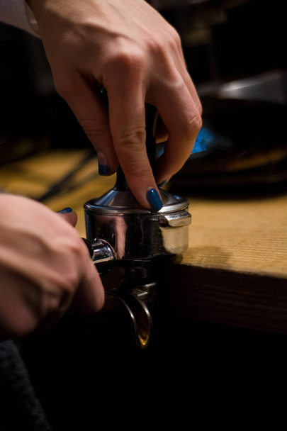 Kahve dükkanında kapuçino hazırlama süreci. Profesyonel kahveci. Canlandırıcı kahve içeceği.. - Fotoğraf, Görsel