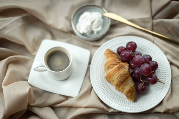 красивый завтрак с круассаном и сыром
 - Фото, изображение