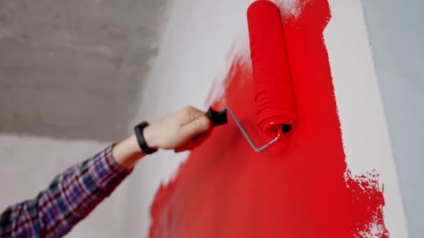 Renovace apartmánu - zakrytí čisté stěny v červené barvě - Záběry, video