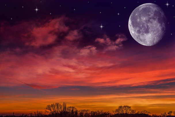 Nový měsíc. Obloha v noci s hvězdami. Západ slunce nad městem - Fotografie, Obrázek