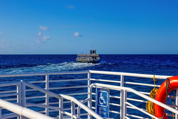 Нежная лодка в синем море
 - Фото, изображение