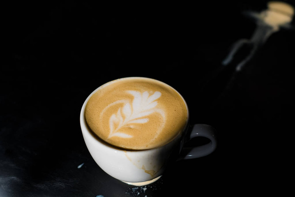 Valkoinen keraaminen kuppi cappuccino kuva roiskunut, latte taidetta kahvilassa. Aamujuoma.
. - Valokuva, kuva