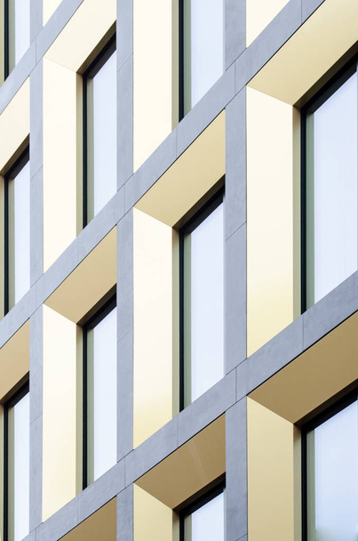 Modello geometrico da parte della facciata dell'edificio. Architettura moderna di muri di edifici commerciali e finestre in vetro
. - Foto, immagini