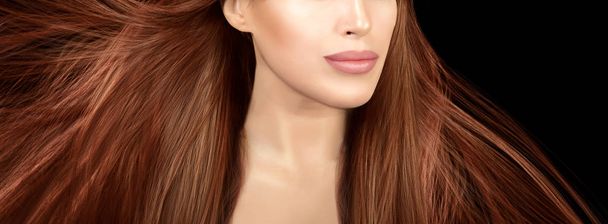 Uzun saçlı, çekici bir kadın. Sağlıklı kızıl saçlar - Fotoğraf, Görsel