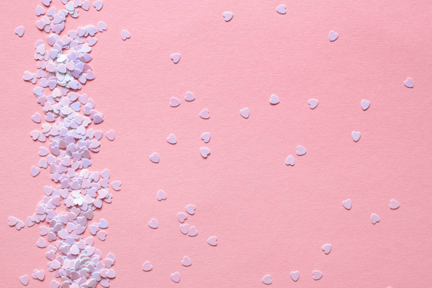 Małe słodkie serduszka na różowym tle. Małe czułe serca na Walentynki i tło Dzień Kobiet - Zdjęcie, obraz