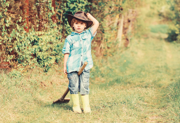 dag van de aarde. Eco leven. zomeractiviteit. kleine Kid tuinman plezier. mens en natuur. landbouw-en landbouwteelt. gelukkig kind landbouwer spelen met tuin schop, de lente. Forever Young en gratis - Foto, afbeelding