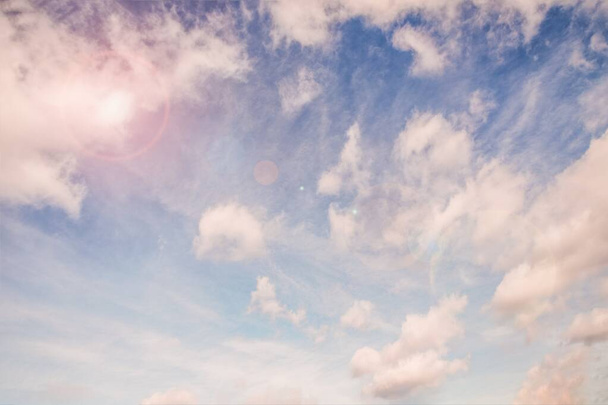 Uskomaton valo taivas pilviä ja auringonpaistetta. Taivas auringon häikäisyllä
 - Valokuva, kuva